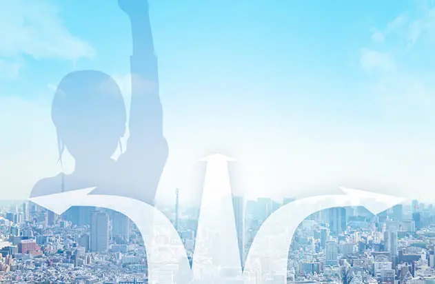 都市の風景を背景に、腕を上げた人物のシルエットが重ねられている